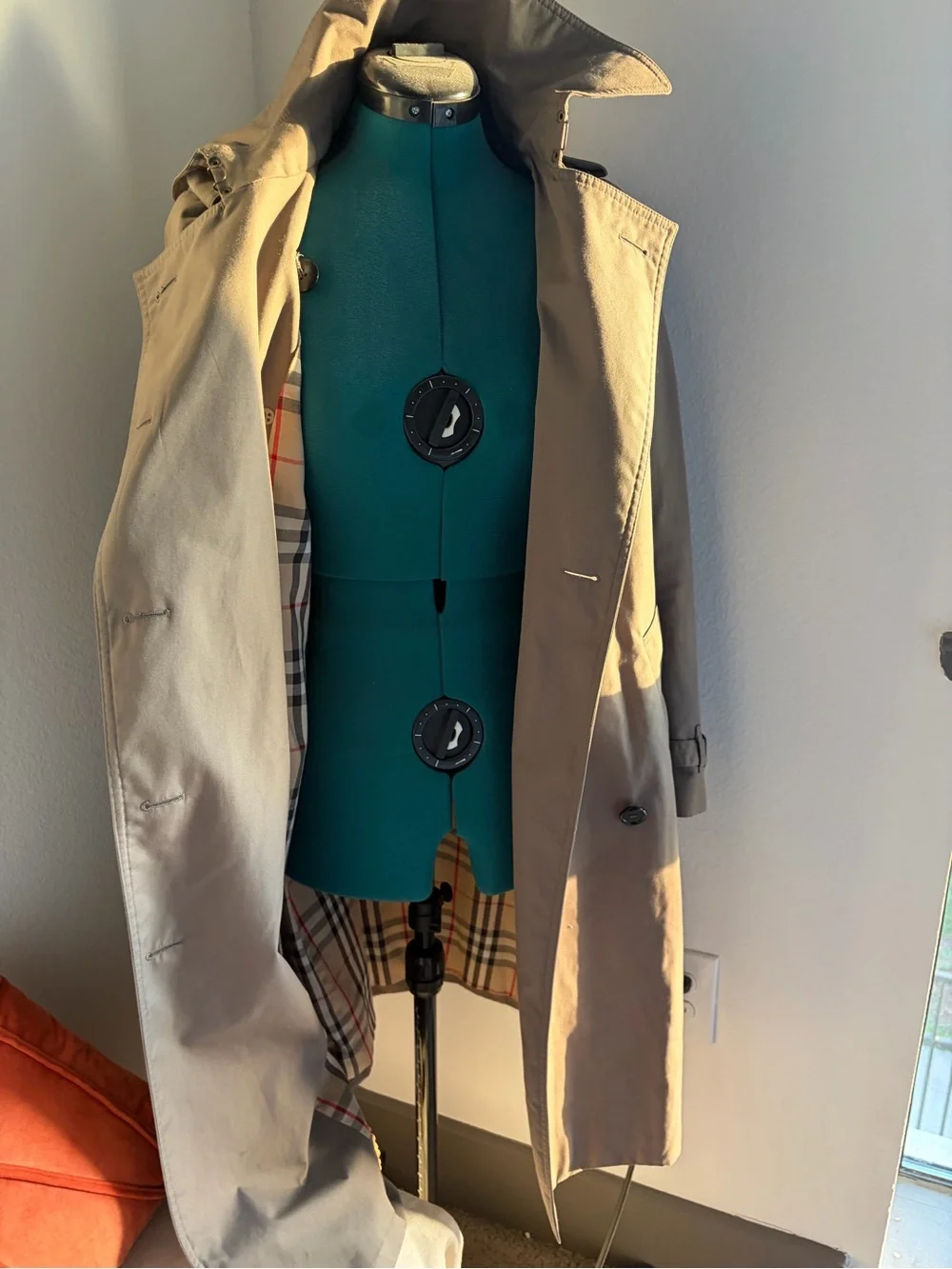 Burberry Women’s Tan Double-Breasted Trench Coat with Signature Check Collar - Picture 4 of 9
